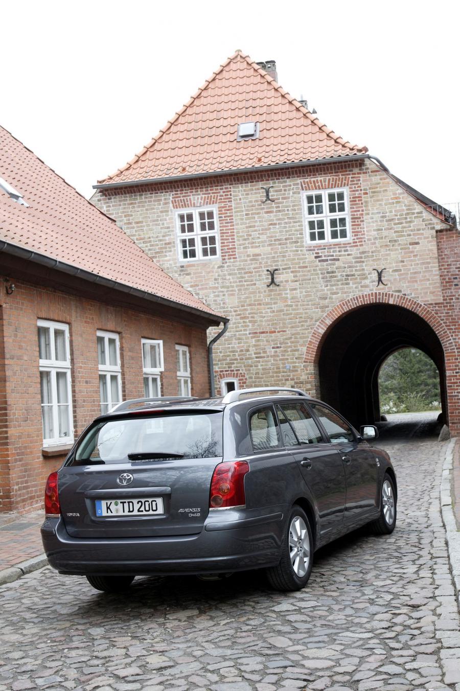  Toyota Avensis Wagon 2003 года  (фото 14 из 76)